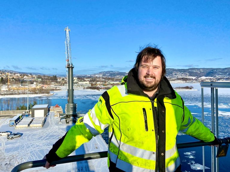 Kranfører og vedlikeholdsarbeider Bendik Farnes oppe i høyden paa en kran paa drammen havn