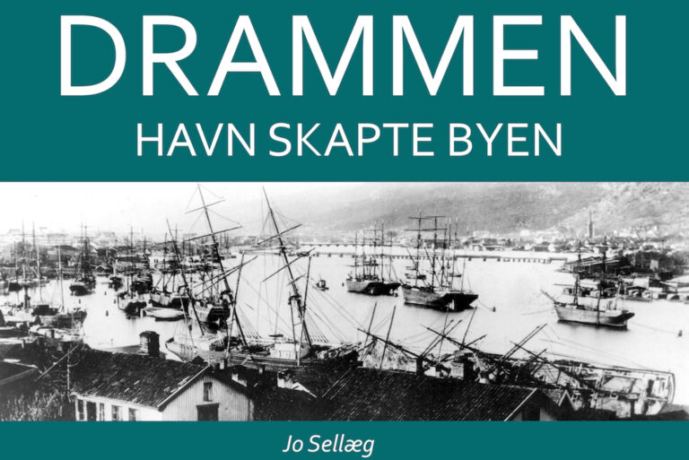 del av forsiden til boken om drammen havn. sorthvittbilde av baater.