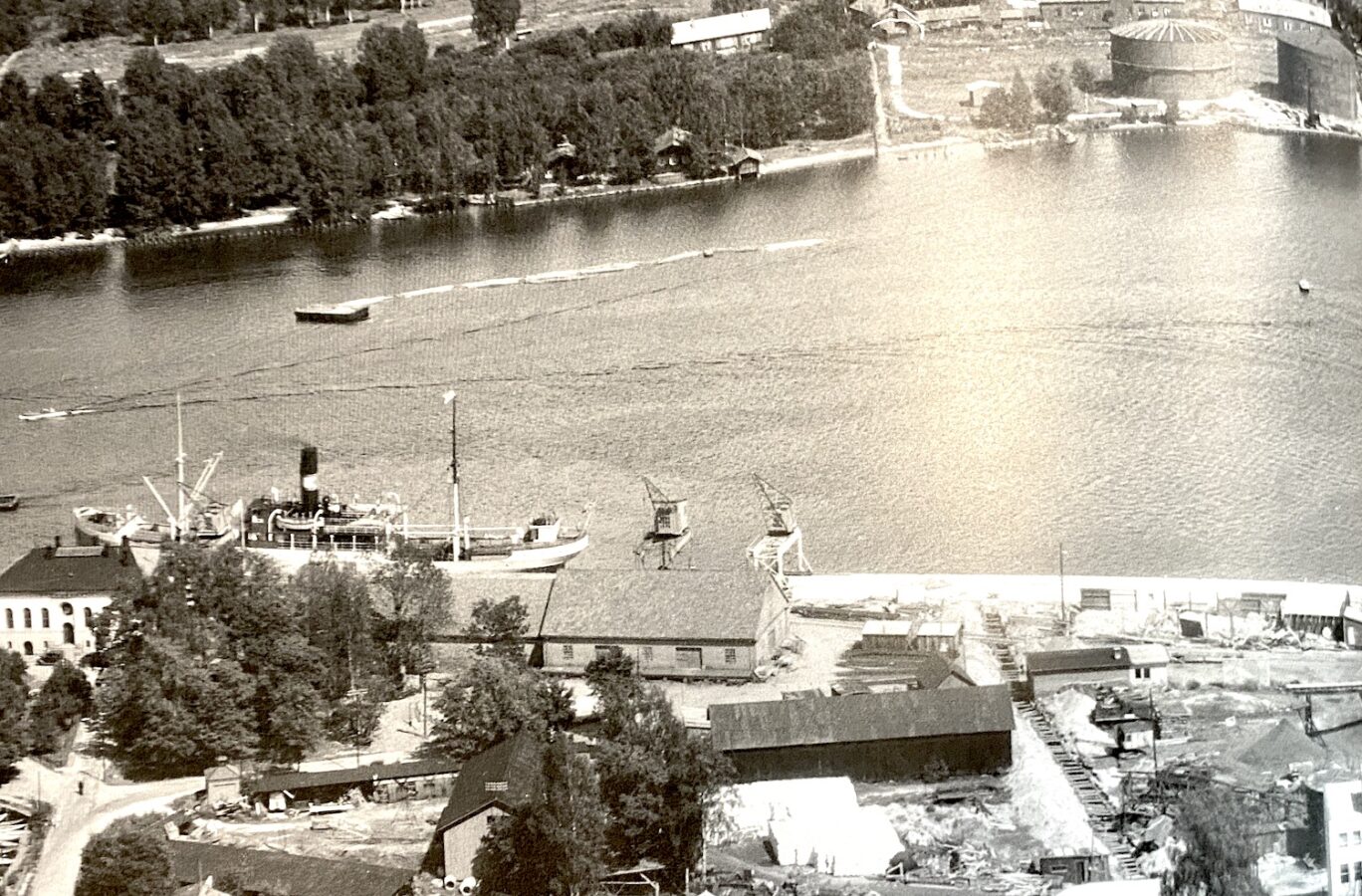 flyfoto i sort-hvitt som viser tollbukaia og vannet.