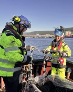 Her klargjøres utstyret som er satt ut i Drammensfjorden. Tauet er 30 meter langt og festes til en bøye. Foto: Drammen Havn.