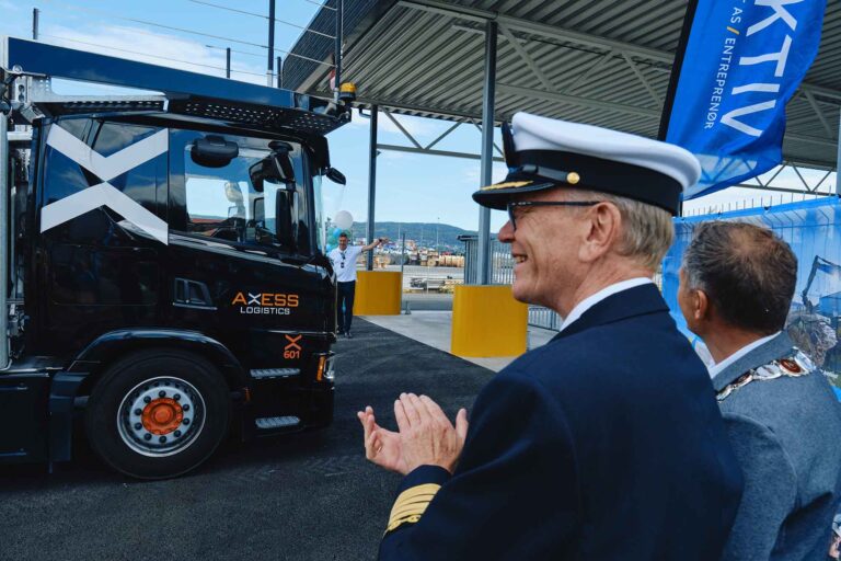 Den første traileren kjører gjennom hovedporten. Foto: Drammen kommune.