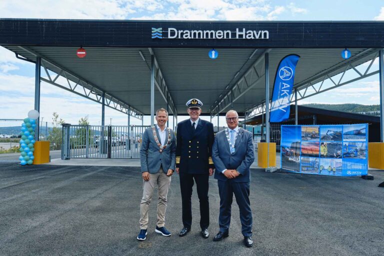 Stolte ordførere sammen med havnedirektør. Foto: Drammen kommune.