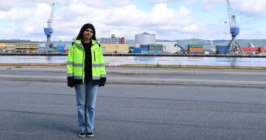 Fatima Peroz har studentpraksis hos Drammen Havn. Foto: Drammen Havn AS