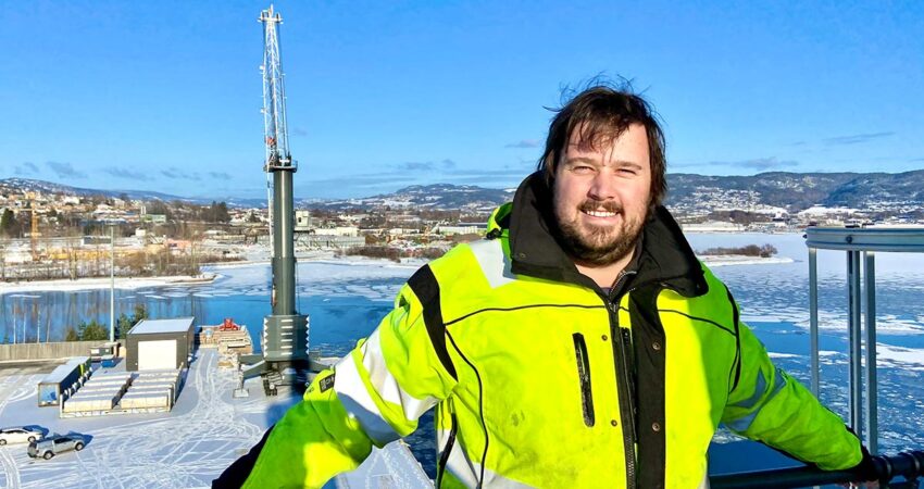 Kranfører og vedlikeholdsarbeider Bendik Farnes oppe i høyden paa en kran paa drammen havn
