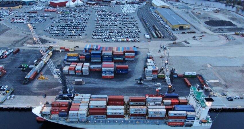 På Holmen i Drammen kombineres sjø- og jernbanetransport – et viktig grep for å redusere miljøavtrykket. Foto: Drammen Havn.