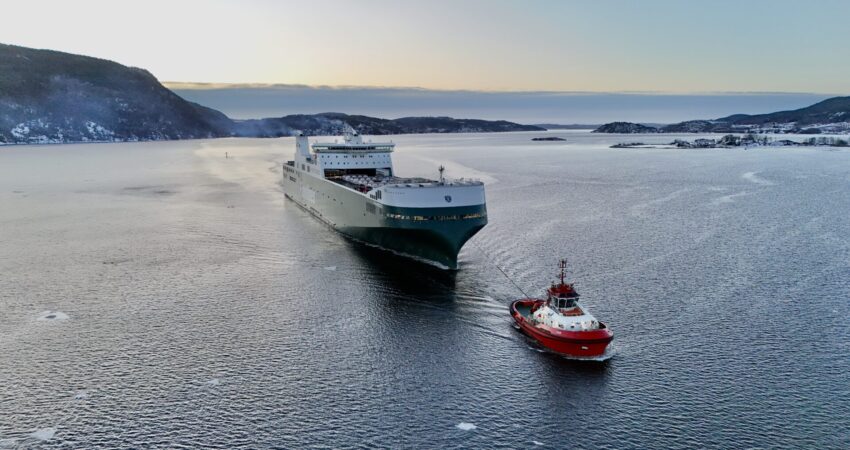 Bilbåten «Finneco I» på vei til Drammen havn. Her avbildet rett på utsiden av Svelvikstrømmen. Foto: Inge Reidar Jensen.