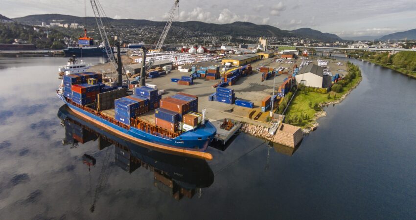 Drammen havn sett overnfra med motorveibrua i bakgrunnen
