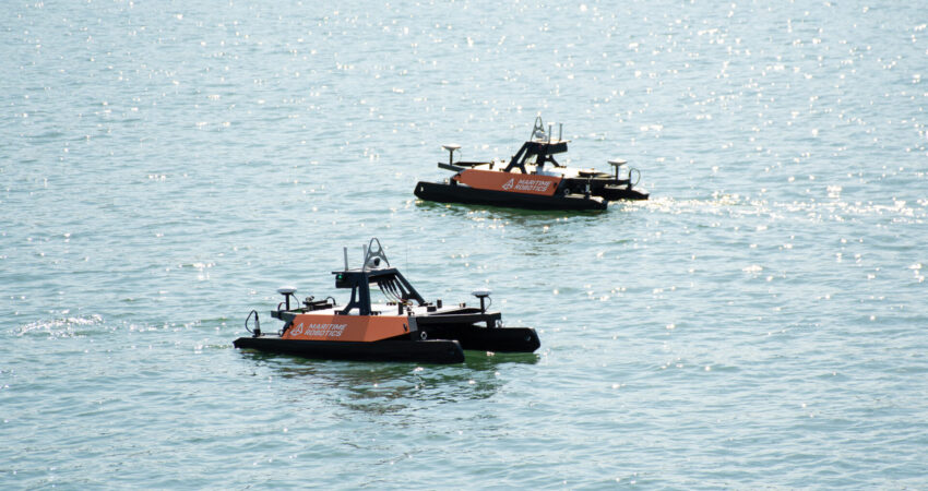 Ulike teknologier skal kombineres for å forbedre undervannsdeteksjon. Her er Otter, et ubemannet fartøy utviklet av Maritime Robotics for kartlegging og datainnsamling av ulike farvann. Foto: Maritime Robotics.