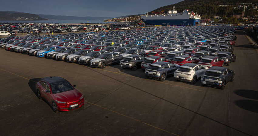 Nye Mustang Mach-E står parkert paa Drammen havn.