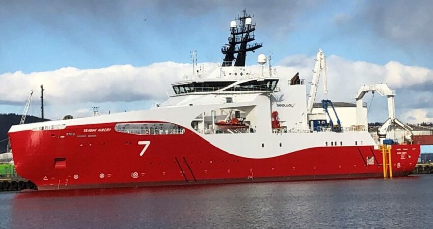 Spesialfartoeyet Seaway Aimery ligger til kai paa Drammen havn.
