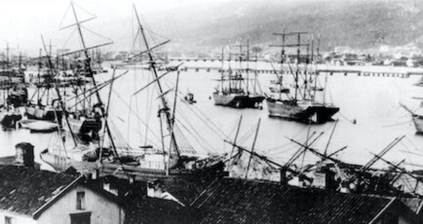 Bilde av forsiden til boken om drammen havn med tittel og et sorthvittbilde av gamle baater