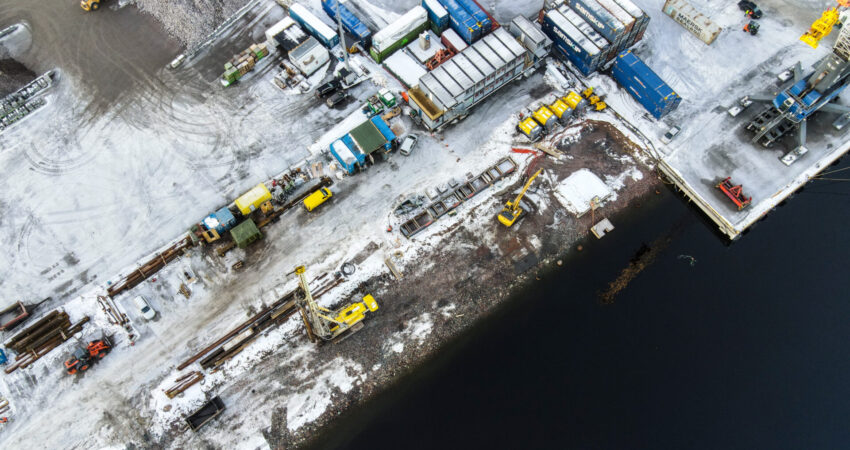 Flyfoto som viser deler av holmen hvor det arbeides med utvideleser