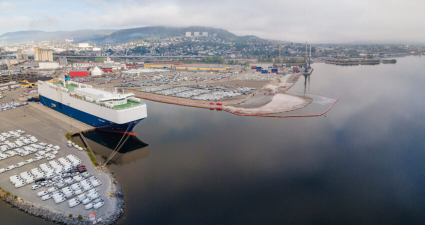 det blaa og hvite hybridskipet kjoerer gjennom drammensfjorden