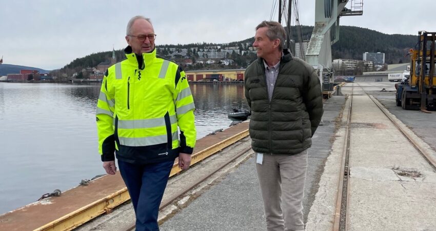 Havnesjef Einar Olsen og konsernsjef Pål Skjaeggestad i Glitre Energi gaar ved siden av hverandre langs havnekaia, ved vannet.