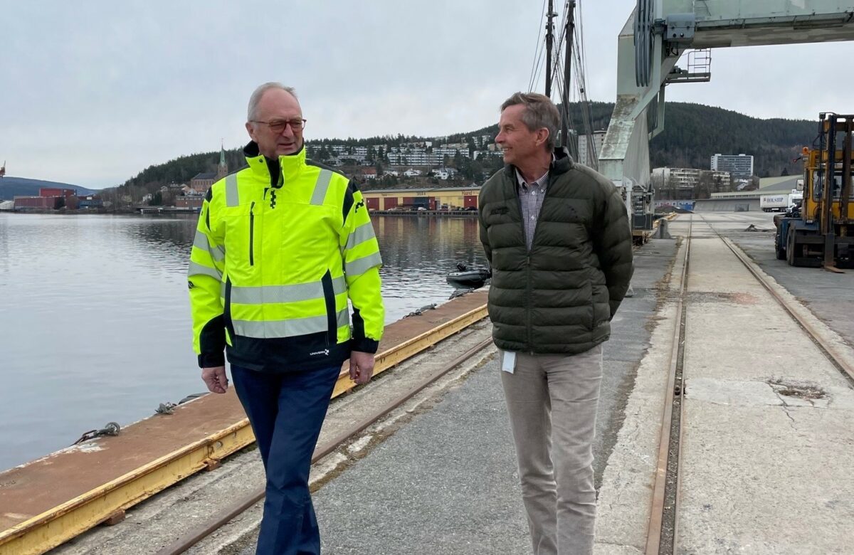 Havnesjef Einar Olsen og konsernsjef Pål Skjaeggestad i Glitre Energi gaar ved siden av hverandre langs havnekaia, ved vannet.