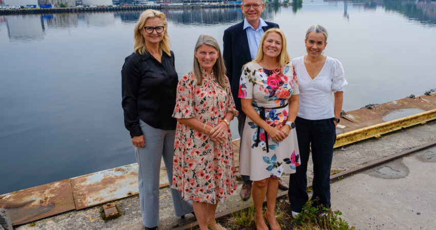 Blir aksjeselskap. F.v. Lene Conradi, Ann-Christin Andersen, Monica Myrvold Berg, Arne Fosen og Gunn Cecilie Ringdal. Foto: Drammen kommune