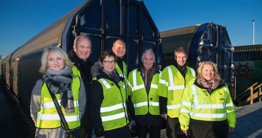 Norges-sjef i Maersk Marit Vårdal, havnedirektør for Drammen havn; Einar Olsen, jernbanedirektør; Elisabeth Enger, samferdselsminister; Ketil Solvik-Olsen, styreleder for Drammen havn; Johan Baumann, byutviklingsdirektør i Drammen kommune; Bertil Horvli og administrerende direktør i Autolink; Eva Sundberg.